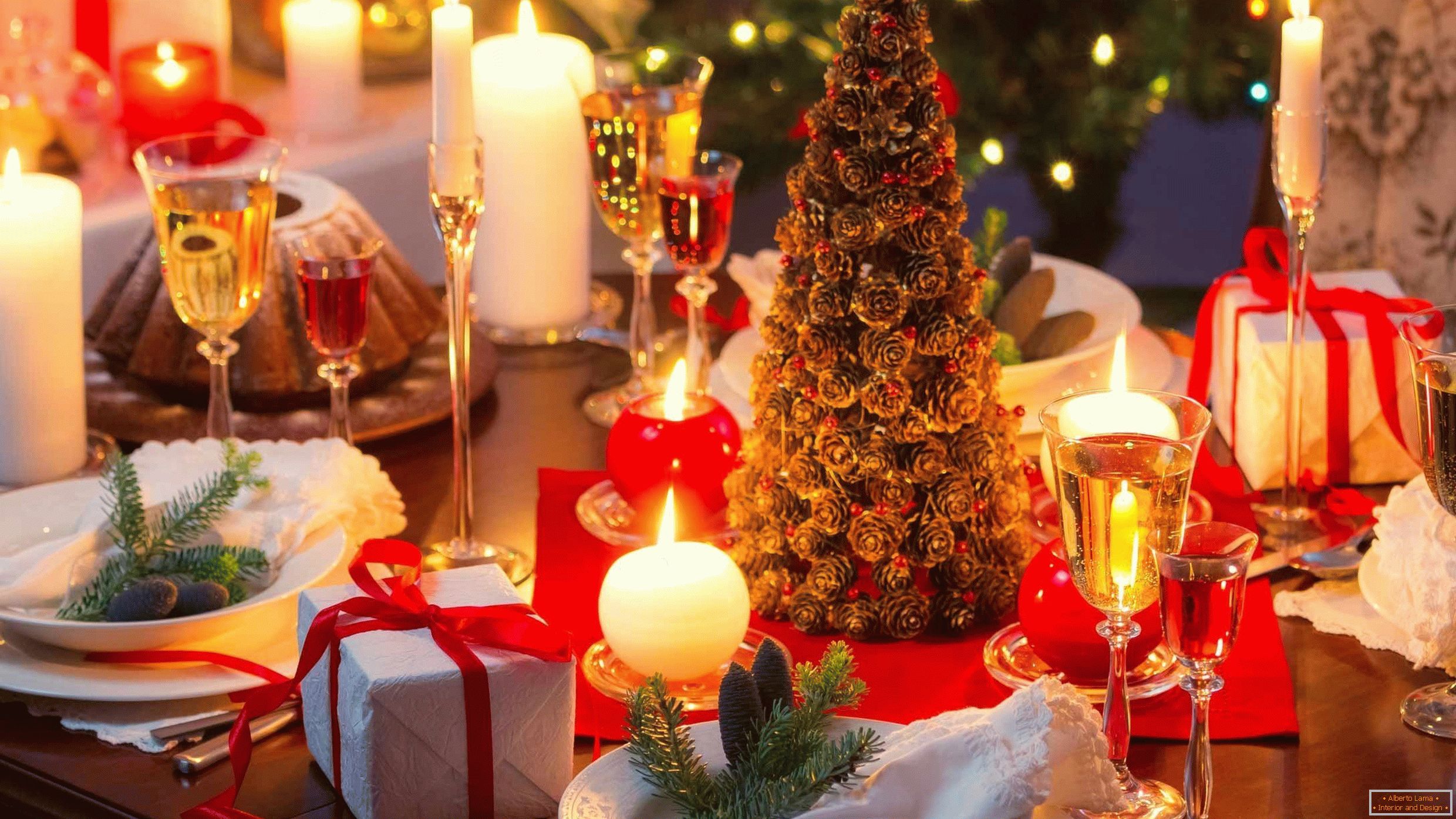Praznično božićno stablo stvarnih čunjeva