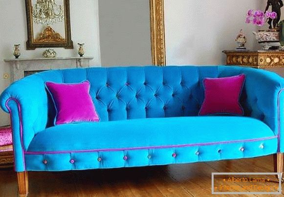Svetlo plava sa ružičastim sofom u dnevnoj sobi