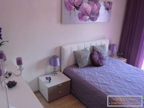 Purpurne zavese u spavaćoj sobi - fotografija sa prekrasnim dekorom