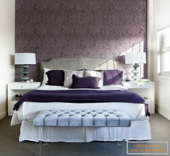 Dizajn spavaće sobe u ljubičastim tonovima sa plavim detaljima