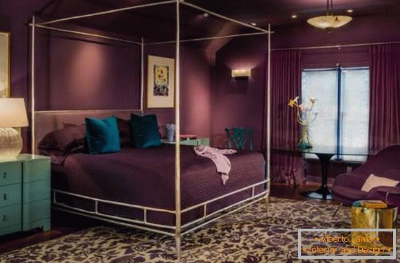 Dizajn spavaće sobe u ljubičastim tonovima - fotografija sa svetlim dekorom