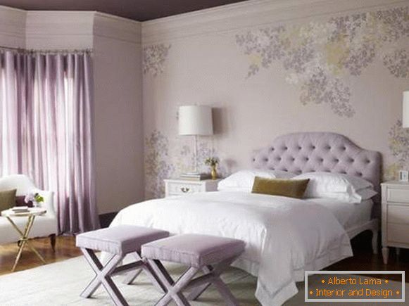 Purpurne pozadine, zavese i plafon u spavaćoj sobi - foto