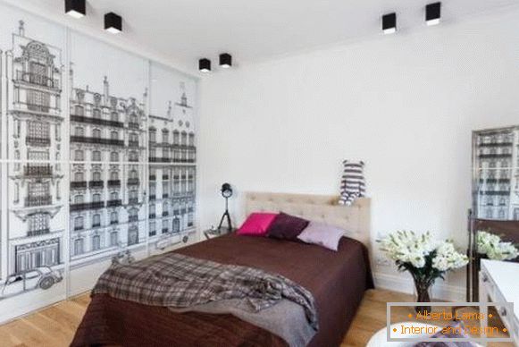 Dizajn spavaće sobe sa garderobom odelenja sa crno-belim šablonom