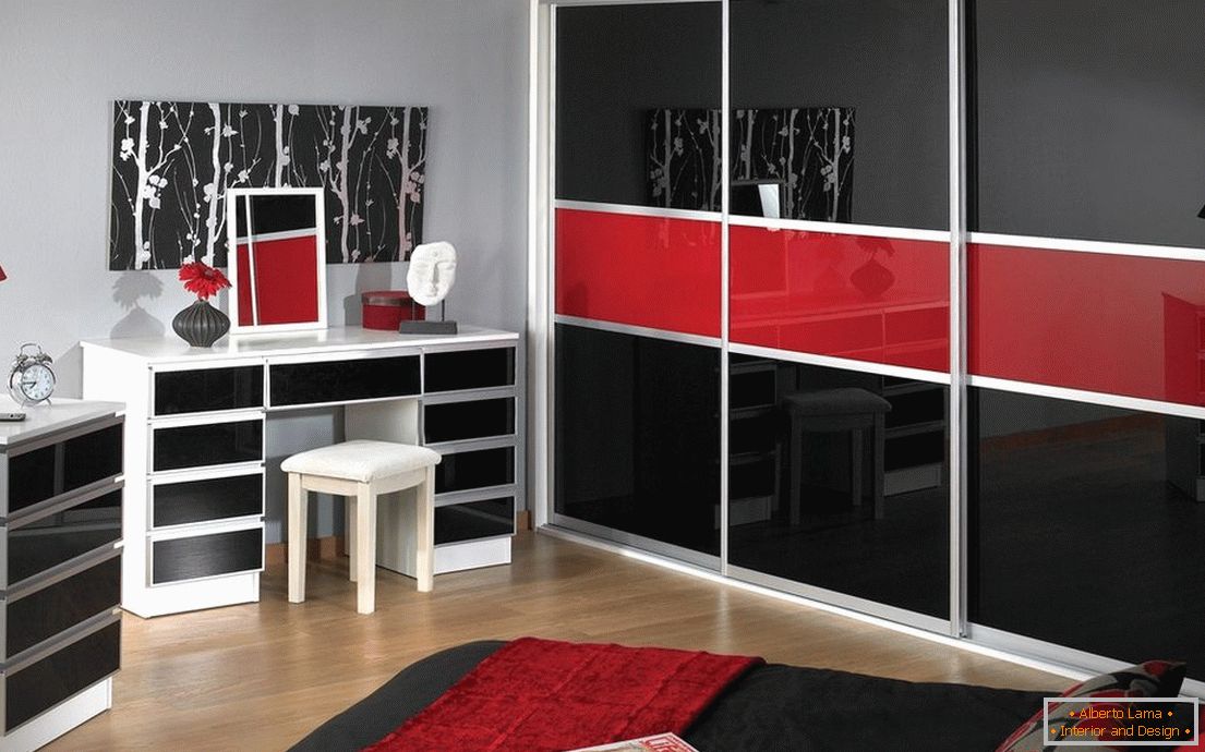 Crno-crvena garderoba iz laka u unutrašnjosti spavaće sobe