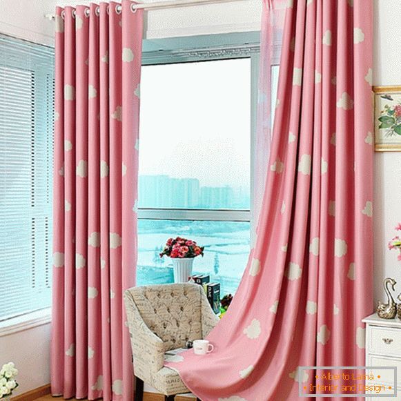 Pink zavese na ušicama u spavaćoj sobi