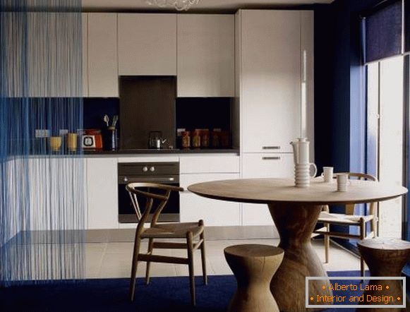 Plava zavesa muslina u unutrašnjosti kuhinje