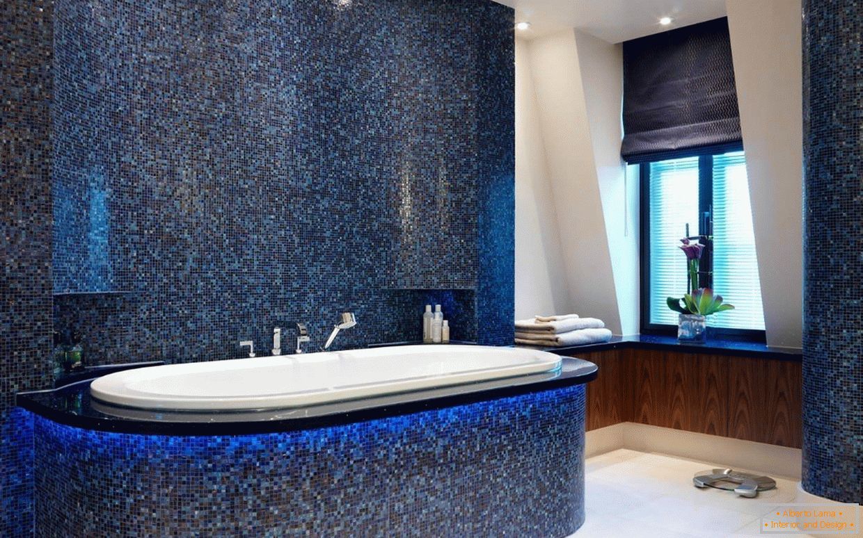 Tamno plavi mozaik u kupatilu