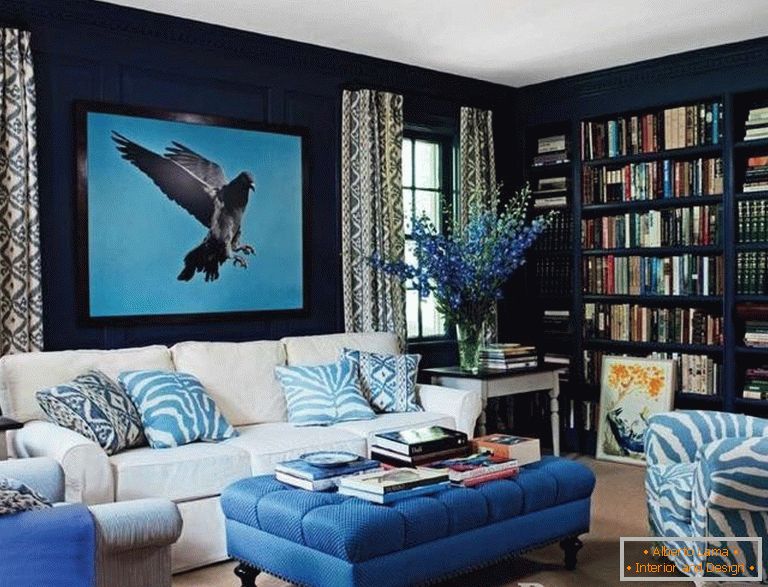 Kombinacija tamno plavih zidova i elementa lakog dekora