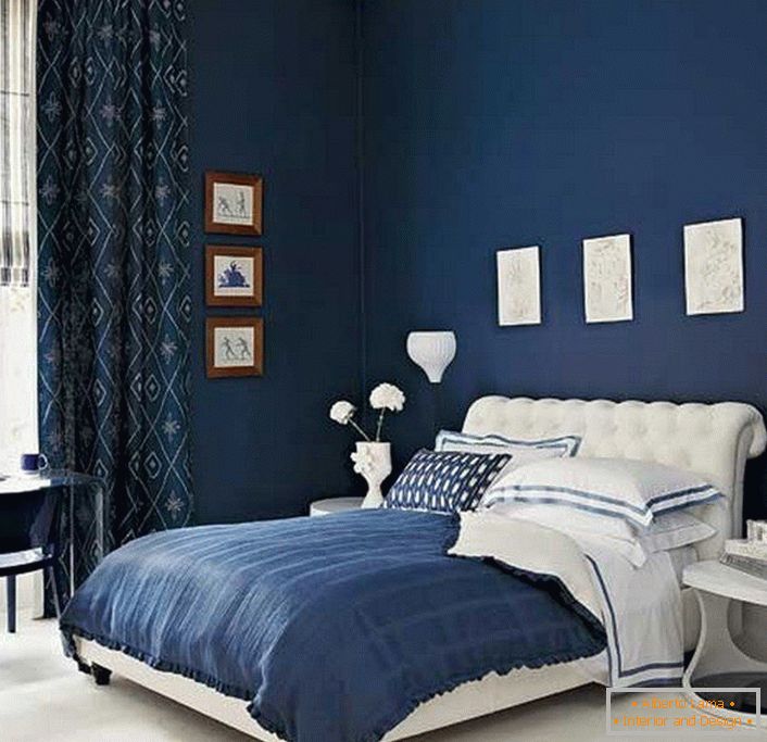 Plavi zidovi i zavese u spavaćoj sobi