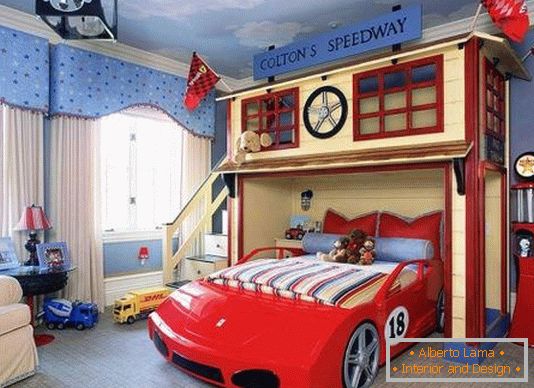 Dječji krevetić u obliku crvenog automobila