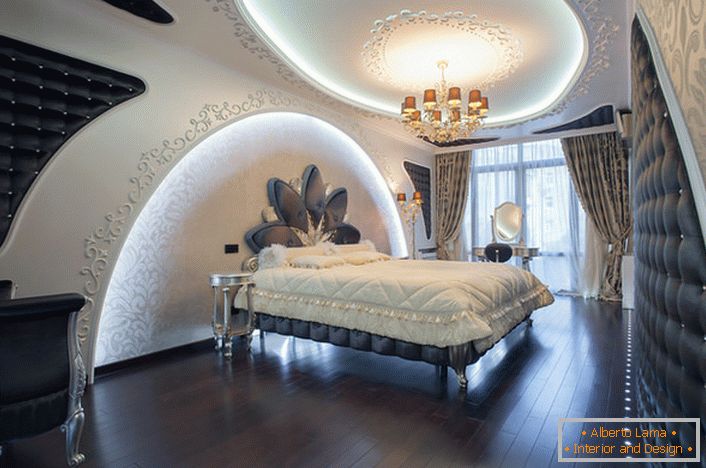 Drveni parket tamne boje harmonično se odvaja u ambijentu spavaće sobe u visokotehnološkom stilu.