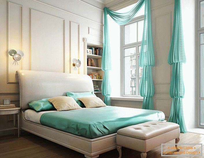 Elegantne male spavaće svetiljke osvjetljavaju spavaću sobu u visokotehnološkom stilu.
