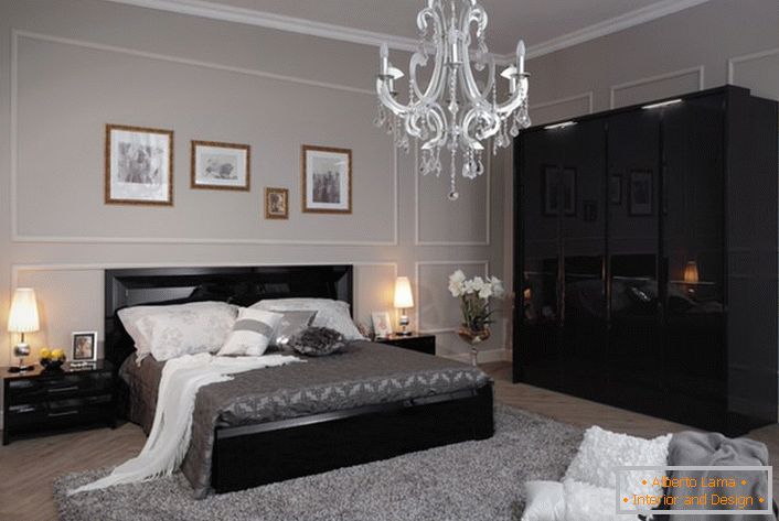 Ugodna i moderna spavaća soba u visokotehnološkom stilu, napravljena u svetlo sivim tonovima, sa kontrastnim crnim nameštajem.
