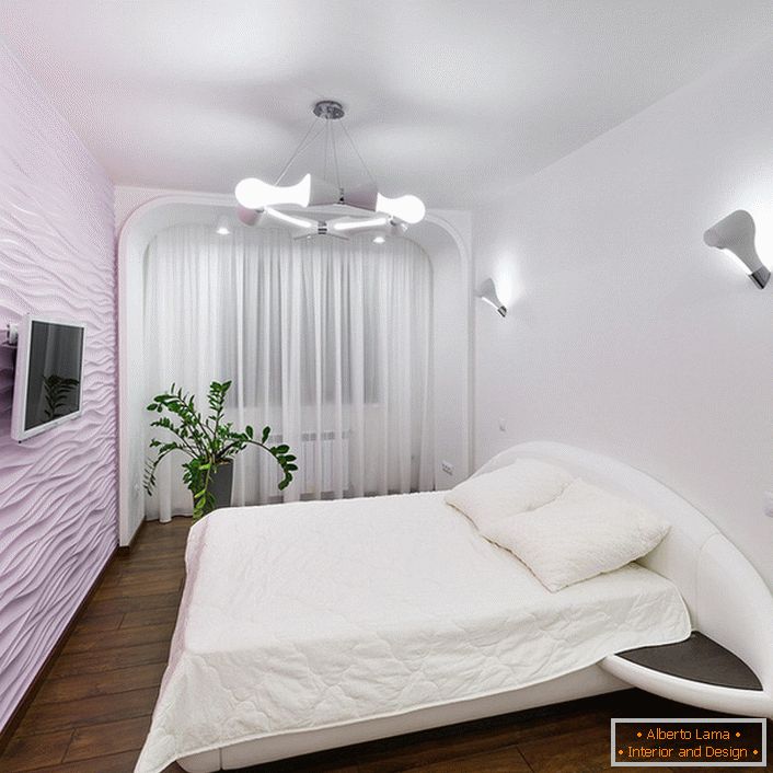 Spavaća soba je visokotehnološka u mekanim bojama bez dodatnog nameštaja.