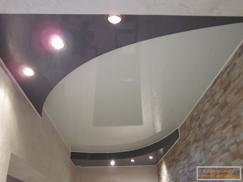 Dvokomponentni stropni plafon crno-beli za prostranu halu - pravo rješenje za gradski stan.