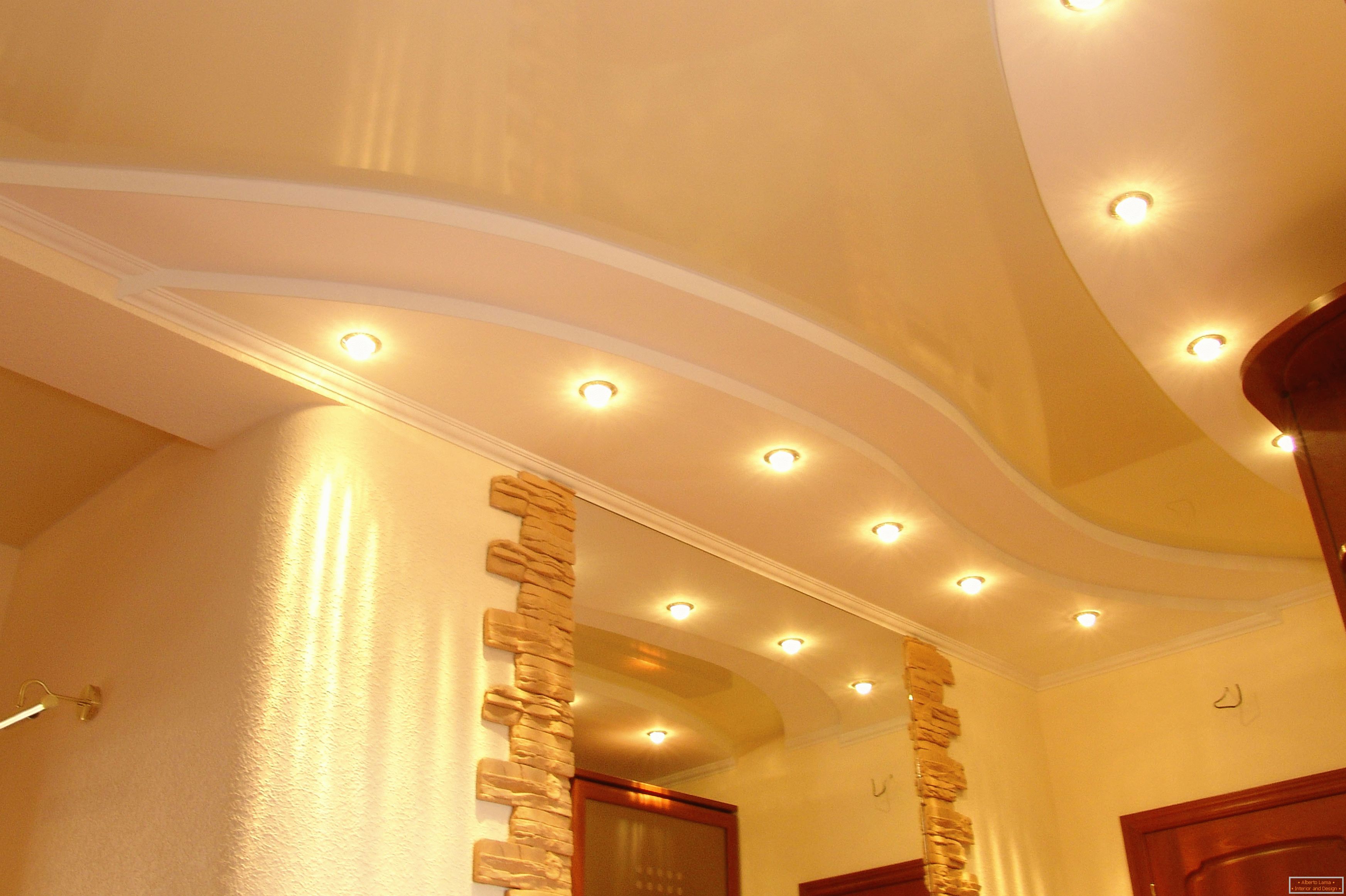 Pravilno ukrašen tavan u hodniku. Točno osvetljenje - najprihvatljivija opcija za strop plafona PVC.