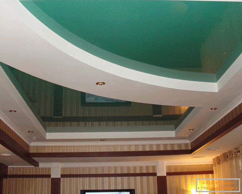 Višeslojna konstrukcija stropnih PVC ploča duž gips-kartonskog nivoa opremljena je LED-om, ugrađenim sijalicama.
