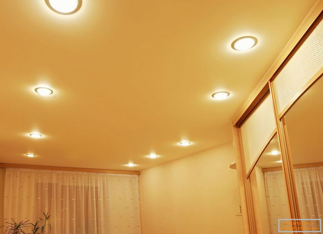 Točno osvjetljenje uvijek se kombinuje sa stropovima od PVC-a.