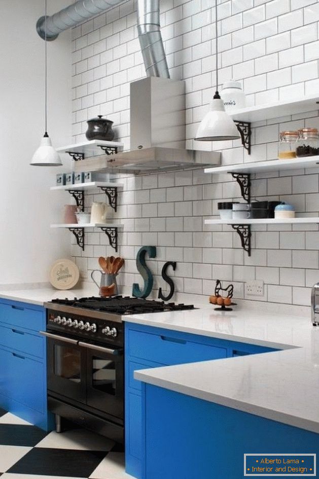 Nijanse plave boje u donjim ormarićima kuhinje