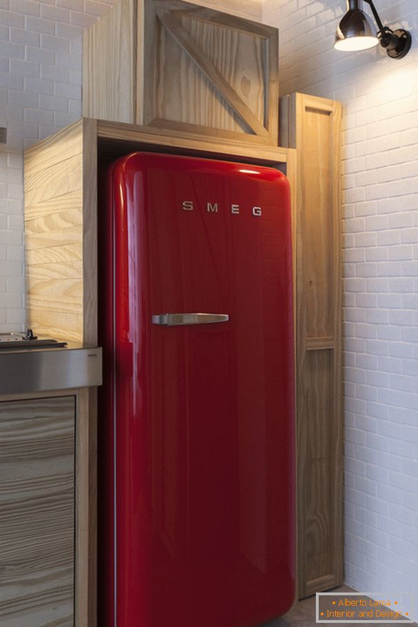 Crveni frižider u dizajnu enterijera malog stana
