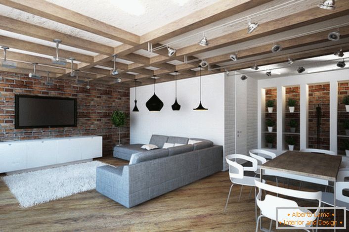 Dizajn studio apartmana u stilu potkrovlja je primjetan za njegovu praktičnost. Minimalan nameštaj čini prostor prostranim i svetao.