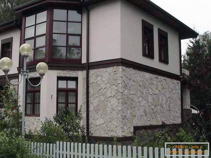Dekoracija fasada kuća s kamenom i gipsom
