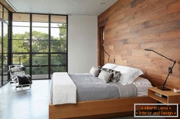 Opcije za ukrašavanje zidova sa drvetom u unutrašnjosti spavaće sobe