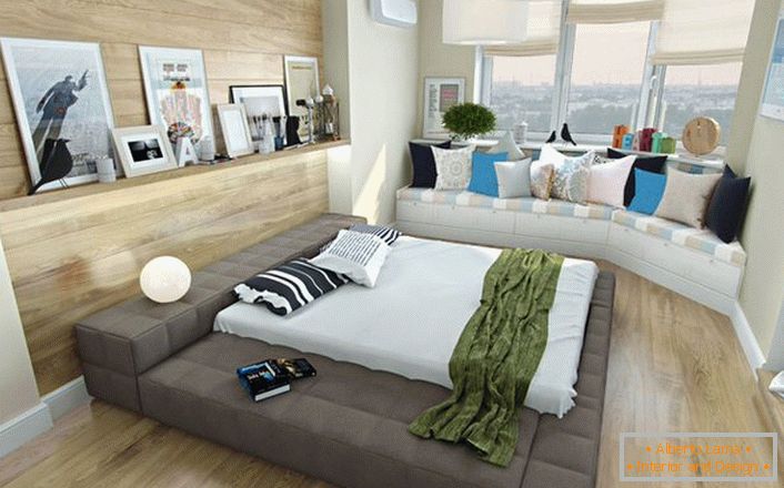 Interesantno rešenje za spavaću sobu u skandinavskom stilu je mala sofa ispod prozora, ukrašena svetlom jastucima. 