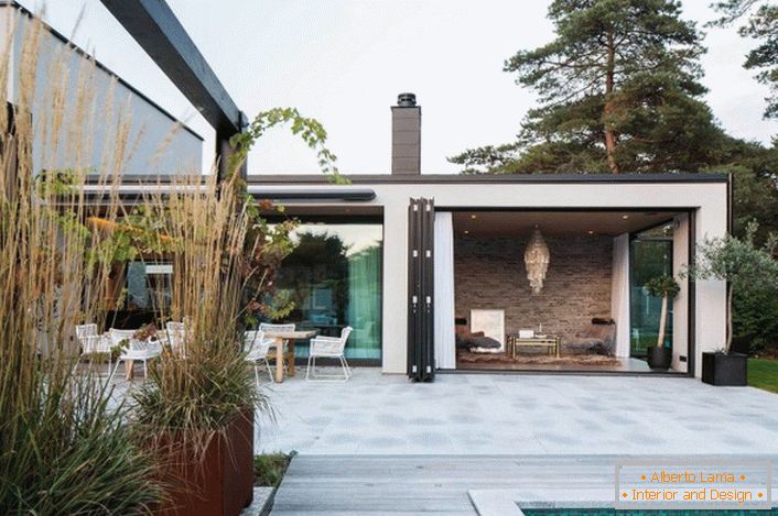 Otvorite verandu u kući sa konceptualnim nameštajem u visokotehnološkom stilu.