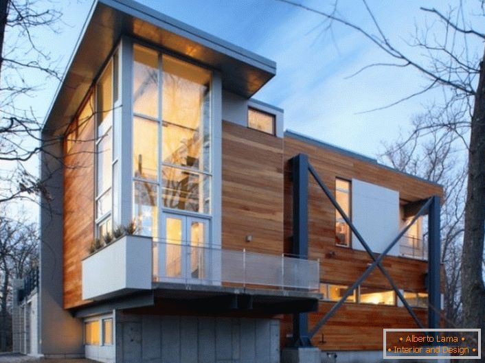 Drveni zidovi kuće su u visokotehnološkom stilu sa stilskim plastičnim panoramskim prozorima.