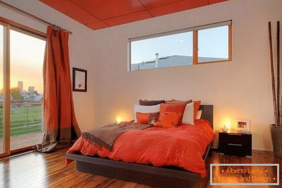 Svetle crvene zavese u unutrašnjosti spavaće sobe - fotografija