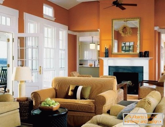 Oranžni zidovi u dnevnoj sobi