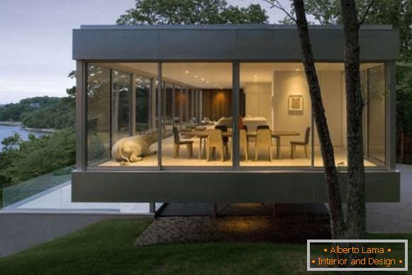 Moderna privatna kuća sa prozirnim zidovima