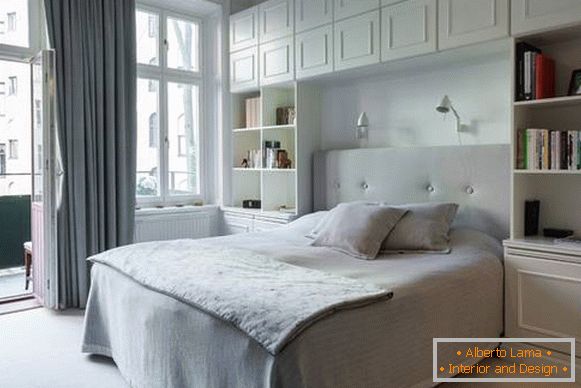 bela spavaća soba u modernom stilu sa ugrađenim nameštajem