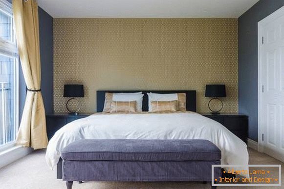 Unutrašnjost spavaće sobe u modernom stilu i žuto-plavim tonovima