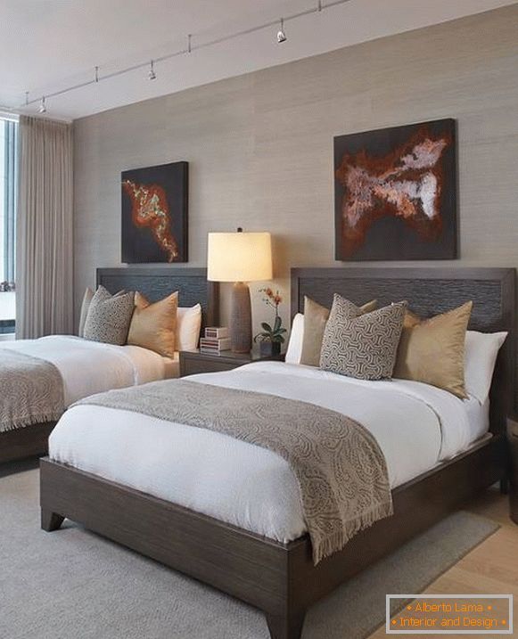 Spavaća soba u modernom stilu sa dva ležaja