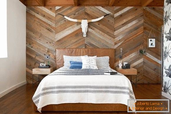 Slika spavaće sobe u modernom stilu sa drvenim panelima