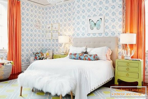 Moderna spavaća soba sa svetlom obojenim tapetama