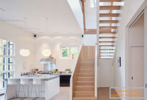 Dizajn i kuhinjski enterijer u privatnoj kući sa velikim prozorom