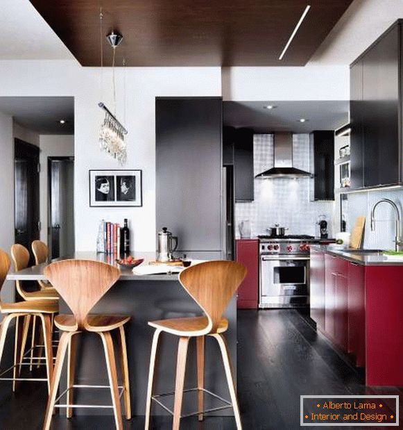 Unutrašnjost male kuhinje u privatnoj kući je ideja za dekoraciju vlastitim rukama
