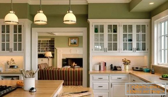 Dizajn i unutrašnja kuhinja u privatnoj kući u zelenim tonovima