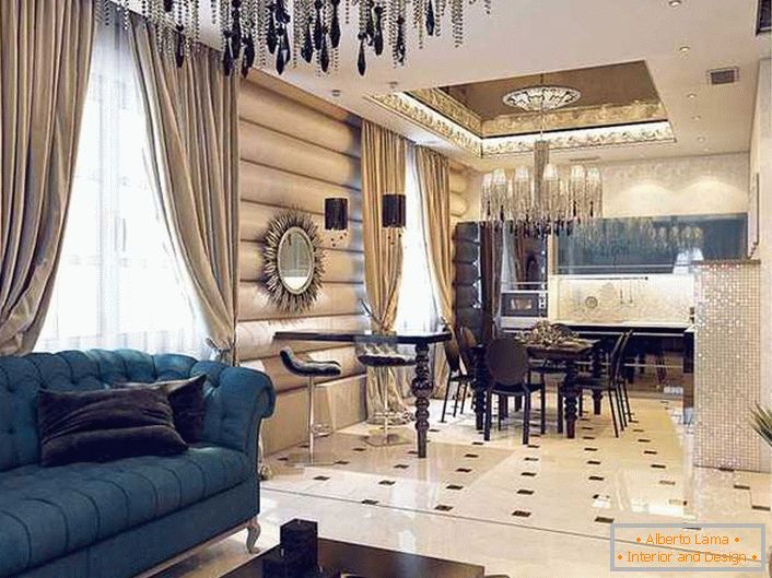Pompezan enterijer apartmana u stilu Art Deco ukrašen je teškim zavjesama od gustih tkanina i plafonijskim lusterom sa ogromnim brojem malih, tankih lanaca. 