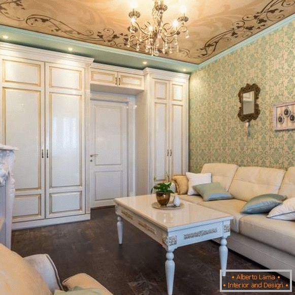 Elegantna hala dizajn u stanu sa klasičnim namještajem i nameštajem