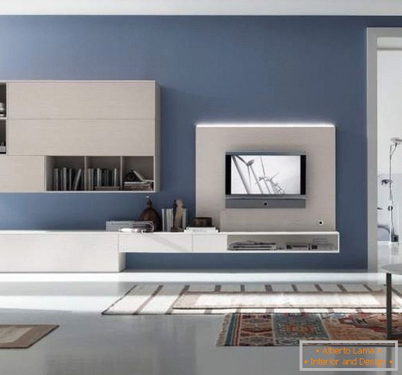 Dizajn hodnika u stanu u modernom visokotehnološkom stilu i belom nameštaju