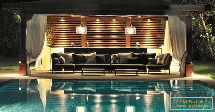 Ormar u stilu visokotehnološkog bazena - udoban odmor u modernom enterijeru.