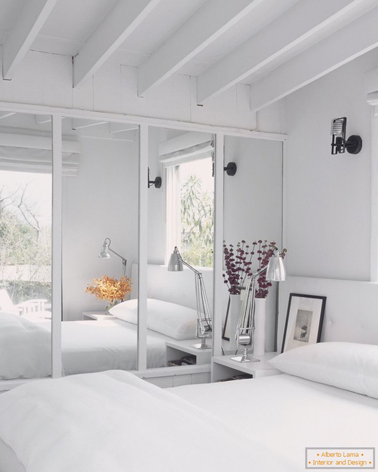 Ogledalo u modernom enterijeru bele spavaće sobe