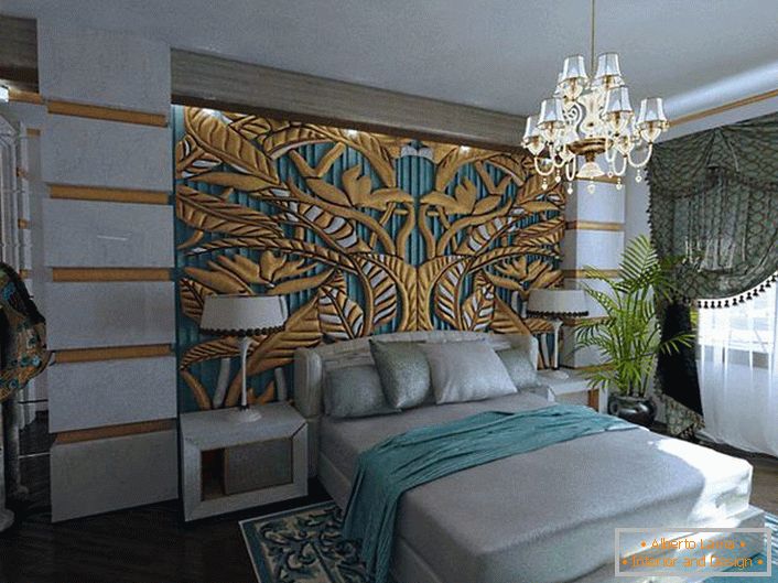Elegantna, ekskluzivna smaragdno-zlatna ploča na glavi kreveta kombinovana je sa elementima dekoracije sobe. Spavaća soba u stilu art deco-royal apartmana u normalnom stanu.