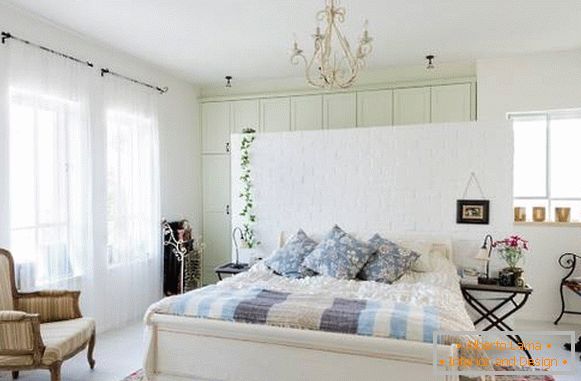 Svetla spavaća soba u Provans stilu i predivne boje