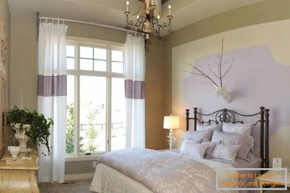 Svetle zavese u spavaćoj sobi u stilu Provanse u bijeloj i jorgovanoj boji