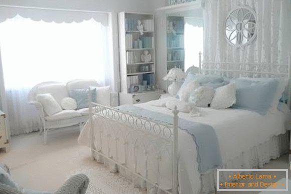 Bijela-plava spavaća soba u stilu Provansa - unutrašnjost fotografija